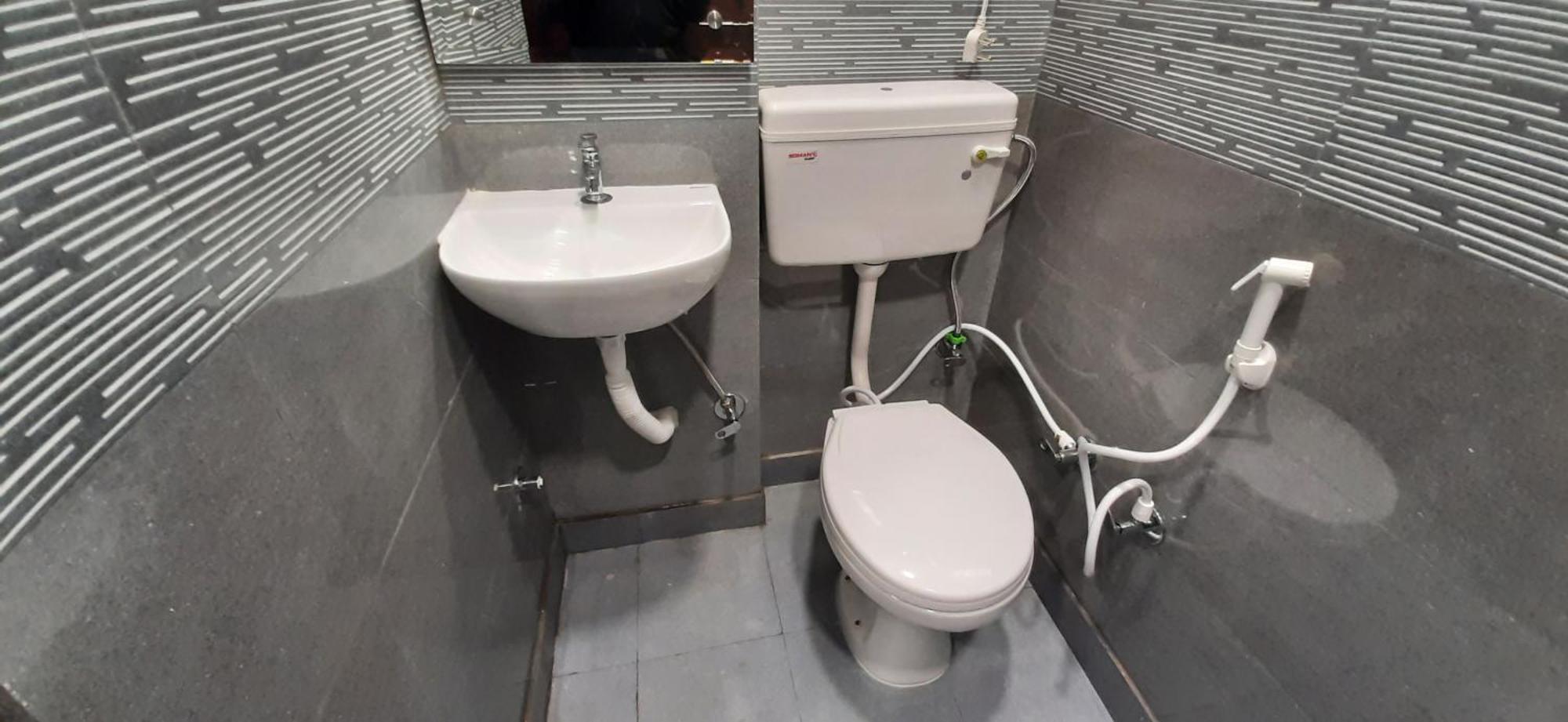Aggarwal In Independent Flat With Private Kitchen Washroom Fridge Android Tv Wi Fi And Cooking Utensils For Self Cooking