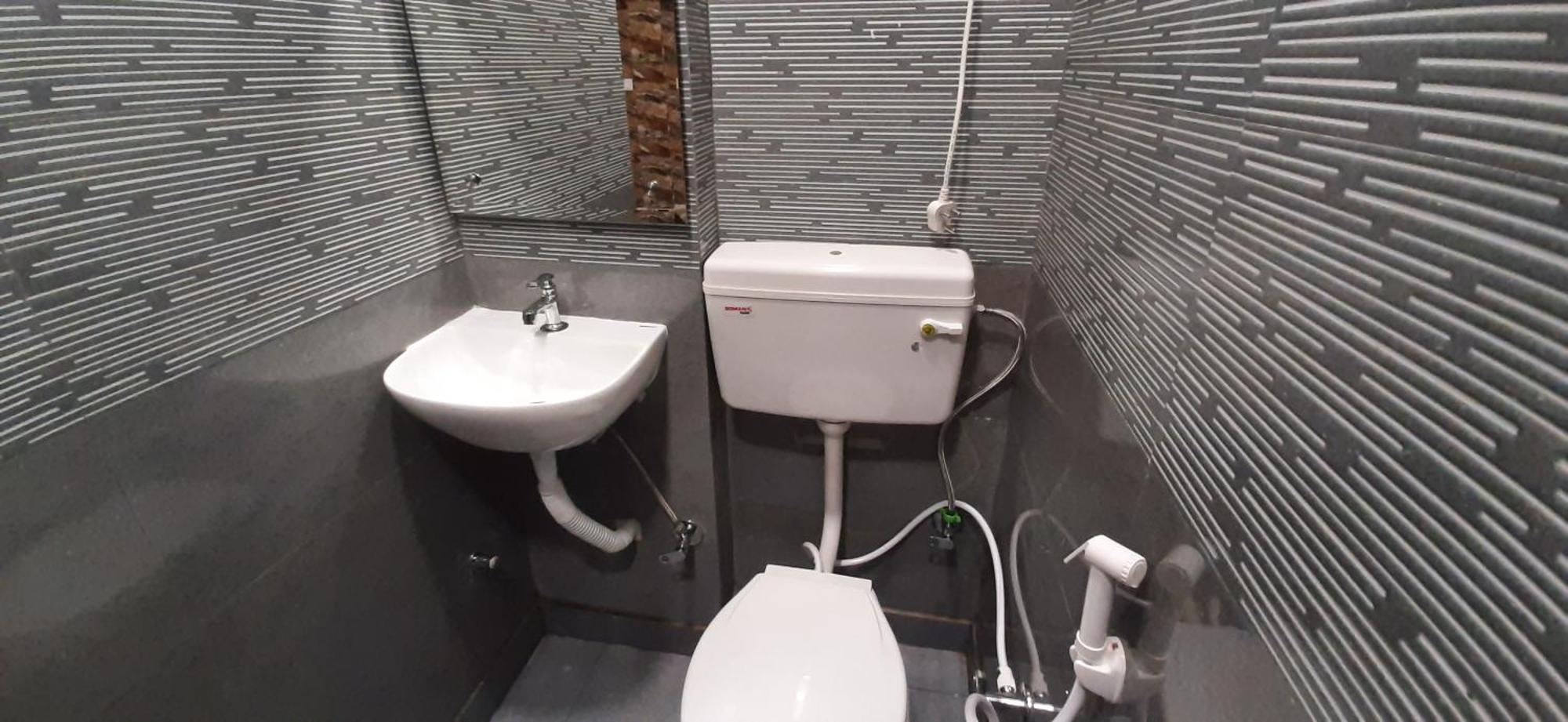 Aggarwal In Independent Flat With Private Kitchen Washroom Fridge Android Tv Wi Fi And Cooking Utensils For Self Cooking New Delhi