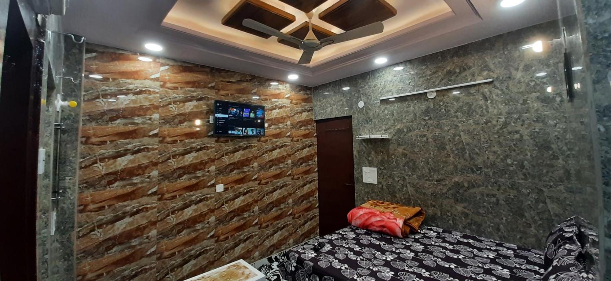 Aggarwal In Independent Flat With Private Kitchen Washroom Fridge Android Tv Wi Fi And Cooking Utensils For Self Cooking * New Delhi